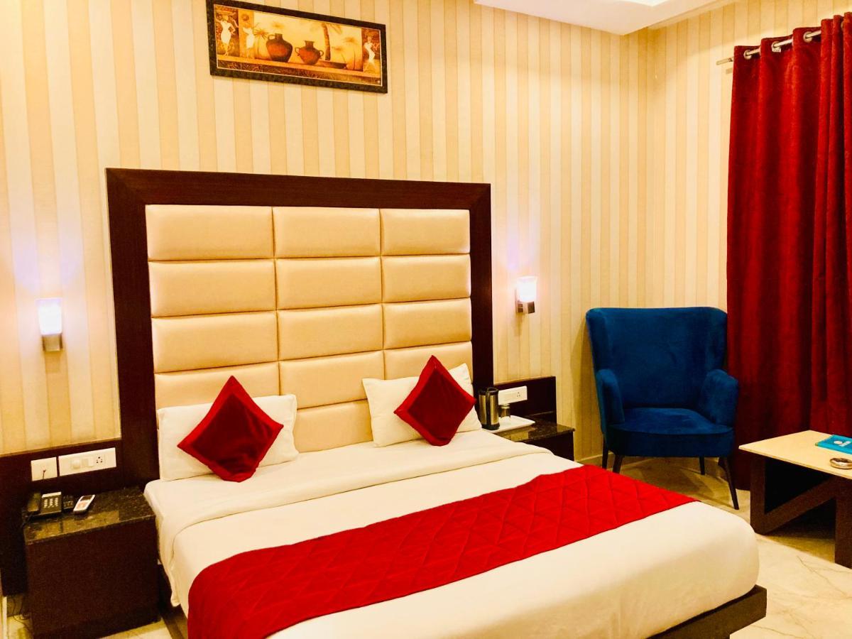 Hotel The Onix Dehradun Exterior foto
