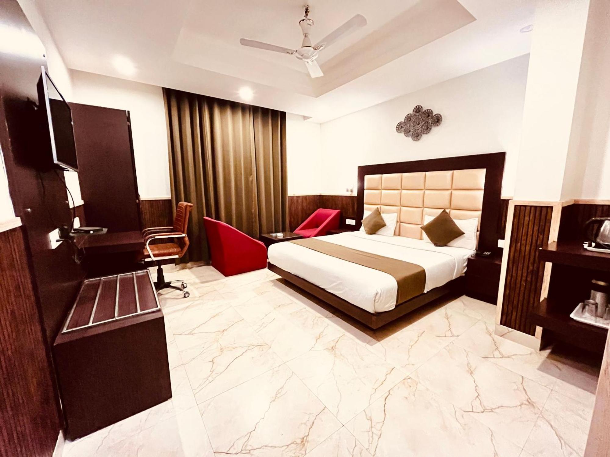Hotel The Onix Dehradun Exterior foto